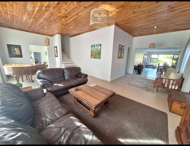 7 BEDROOM HOUSE FOR SALE IN BAY VIEW